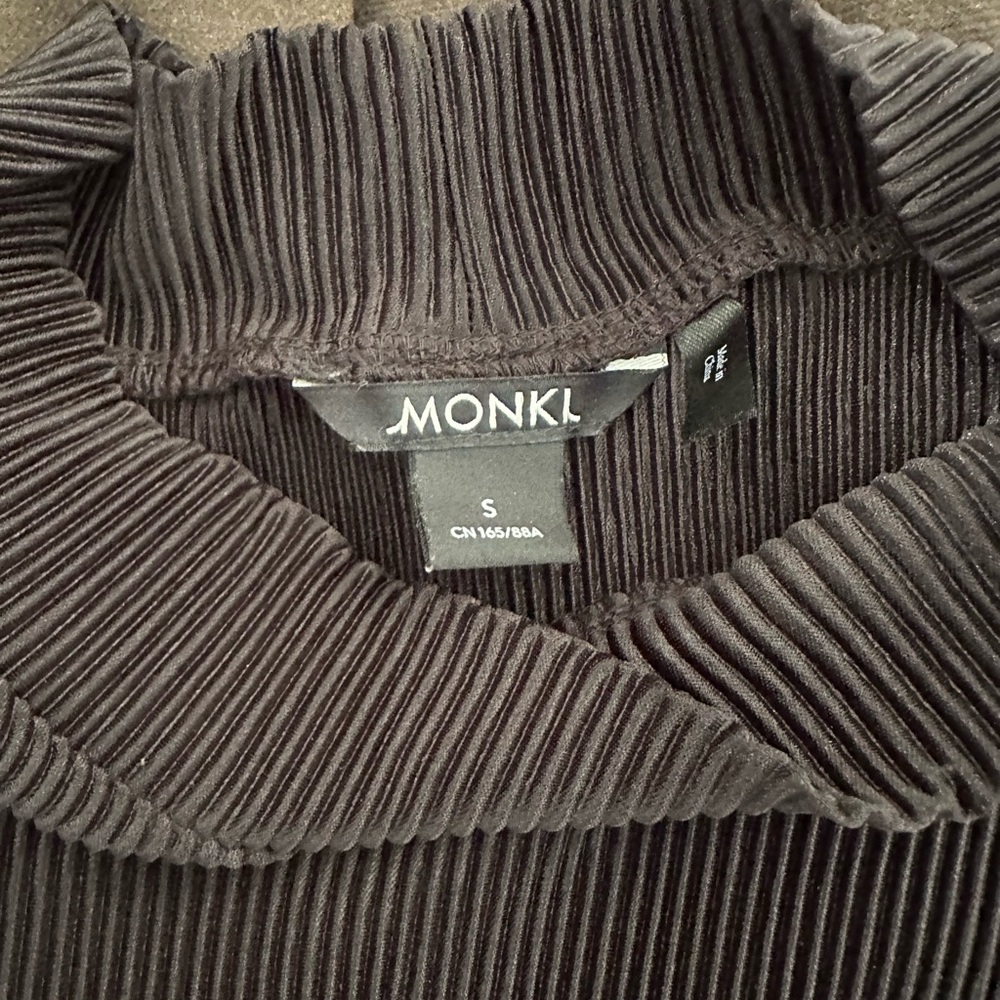 Monki short sleeve high neck ribbed top in black - Picture 7 of 7